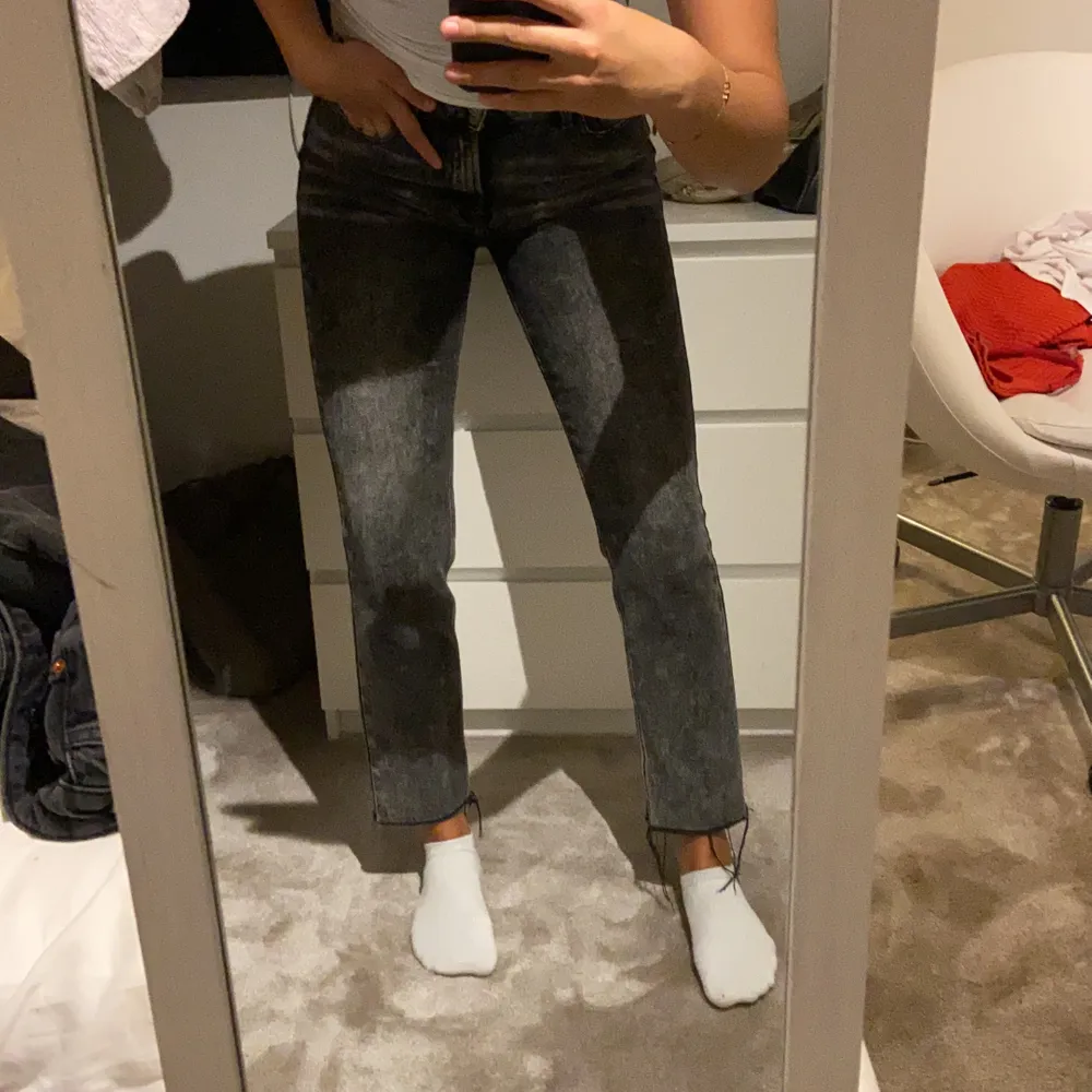 sjukt snygga jeans i mom modellen från only. i storleken 27 men passar bra på mig som vanligtvis är en 36. Jeans & Byxor.