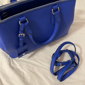 Fin blå väska ifrån mango  - Köpt på mango, använt bara ett fåtal gånger)) köp gärna!! Har ett långt band och två korta.