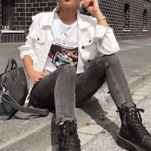 Vit jeansjacka - (lånad bild!) vit jeansjacka från na-kd som knappt är använd och därav fint skick. nypris 600kr. köparen står för eventuell frakt💕