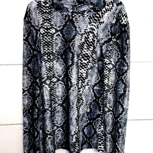 En orm tröja med polokrage. - Helt oanvänd tröja.