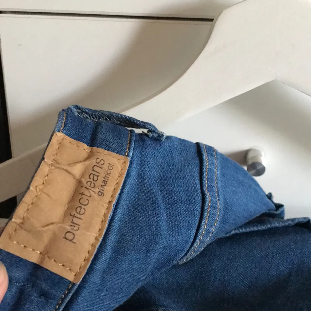 Blåa jeans med röda streck från gina Tricot i storlek S, Molly high waisted (lappen är avklippt) nypris är 500kr, frakt tillkommer💕. Jeans & Byxor.
