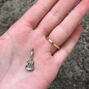 liten gitarr charm - super liten, super gullig gitarr charm