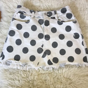 Vit grå prickig kjol - Super snygg kjol, passar till alla outfits! Säljer såklart för billigare än vad den köptes för! Buda i kommentarerna, högsta pris säljs den till.