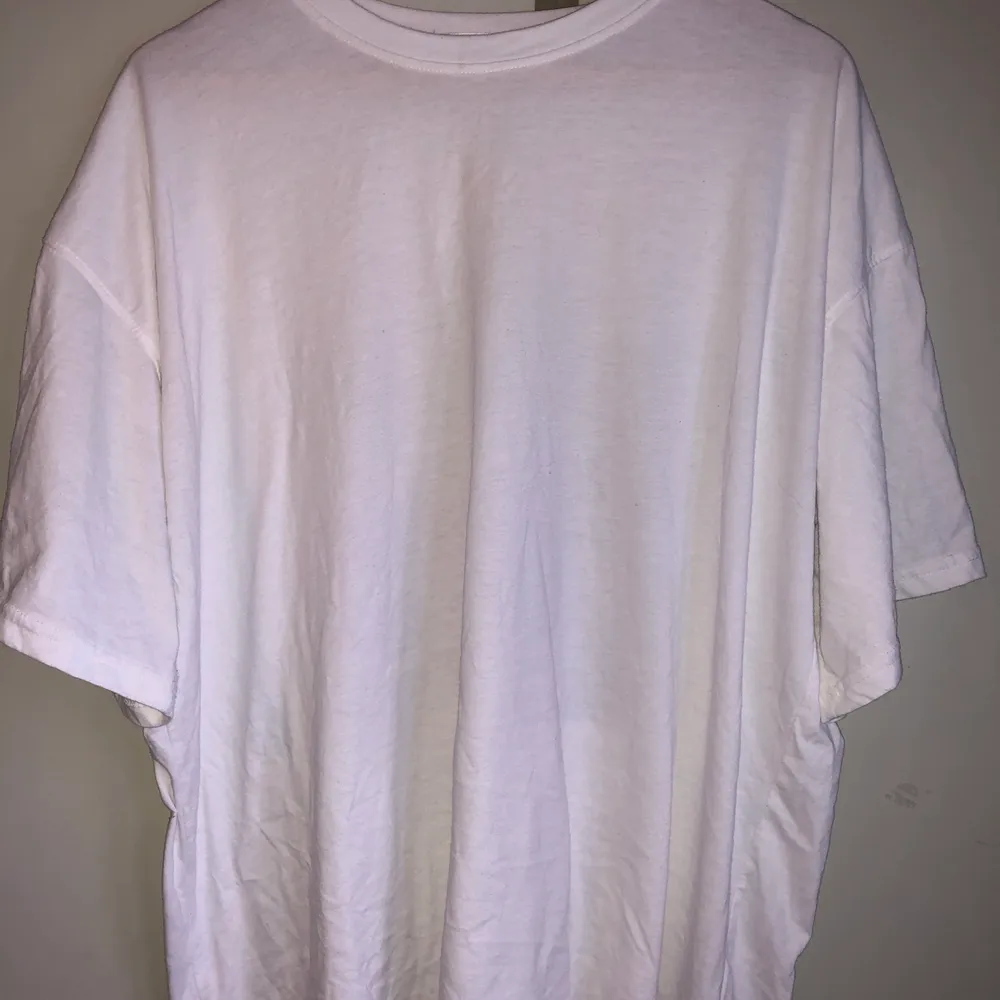 Jättecool missguided oversize T-shirt med tryck på baksidan. Den e använd några gånger. Köparen står för frakt . T-shirts.