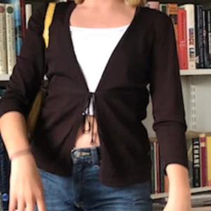 Söt kofta - En söt topp/kofta ifrån 00 märket mexx. Skulle gissa på storlek xs/s. Köpt second hand. Kan mötas upp i stockholm eller frakta. Hör av dig om du har någon fråga eller vill ha bättre bilder:)