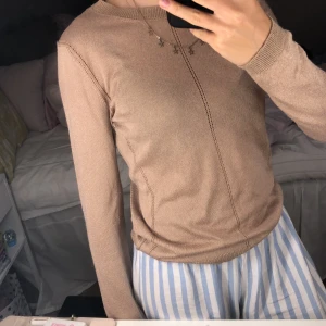 Bege tröja - Säljer denna helt oanvända bergig bruna tröjan i ett tunt majerual med fina detaljer! Köpt från zara! Kan mötas upp elr frakta(köparen står för frakten) 🤎 i sl medium men jag kan ha den som är i xs-s