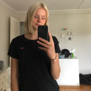 Levi’s t-shirt  - Säljer denna simpla, skitsnygga levi’s tröja. Använd ett få tal gånger. Frakten ingår 💞⚡️💞⚡️💞⚡️💞⚡️💞⚡️💞⚡️💞⚡️