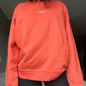 NY! ACNE STUDIOS SWEAT - ACNE STUDIOS REVERSE LOGO SWEAT Storlek S men passar M, Pga oversized. Jag är 169. Helt oanvänd med prislapp kvar.  Unisex. Sista sample. Original tags. 