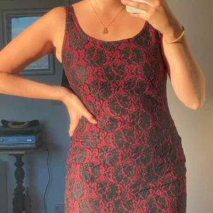 Klänning - Supersöt tight klänning i rödblommig spets. Inga slitningar, som ny i strl 36. På mig som är 164 går klänningen till mina anklar