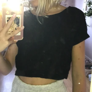 Svart kroppad t-Shirt  - As snygg croppad tröja, men tyvärr lite för liten på mig :( Säljer väldigt billigt! ( möster )