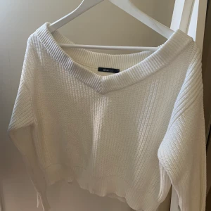 Vit stickad tröja - En vit stickad tröja som är cropped. Använd men är i ett bra skick. Tvättar plagget innan säljning. Frakten står köparen för. Skriv om ni har några funderingar !!🤍💓🌸 