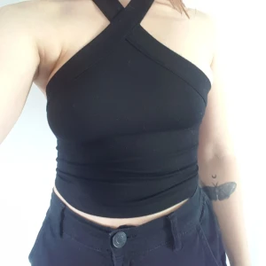 Fest topp - Snygg festtopp i kortare modell (typ croptop) från HM. Dragkedja bak som går att öppna. Använd ett fåtal gånger. Säljes då den är för liten. Storlek XS. Frakt ingår. 