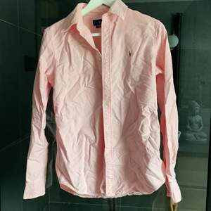 Ralph Lauren skjorta i rosa, custom fit i storlek M. Sparsamt använd 