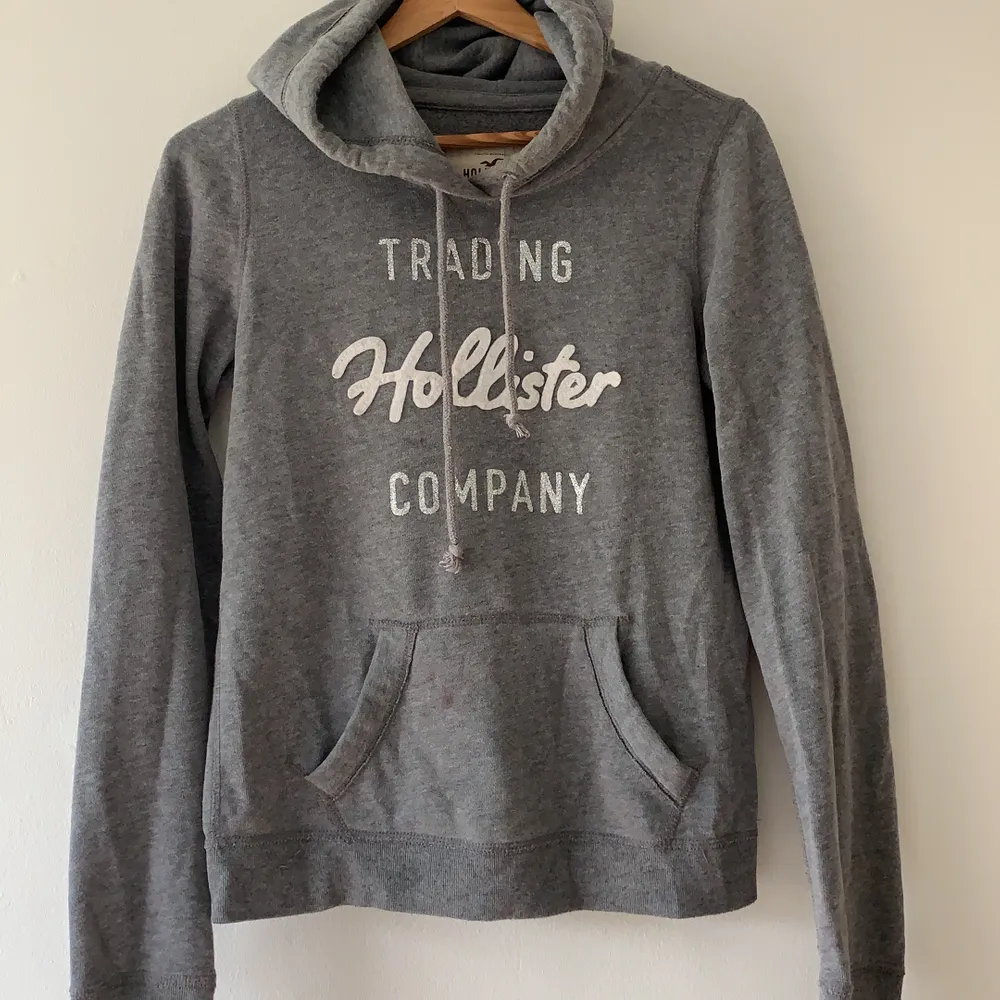 Hollister hoodie i grått som är mycket skön. Braskick. . Hoodies.