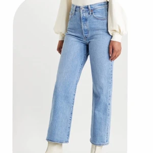 Levis ribcage straight ankle jeans  - Ljusblå jeans från Levis i modellen ribcage! Slutar ovanför ankeln på mig som är 167. Stl w25l26. Modellen ribcage är stretchigt i materialet. Nypris; 1199kr. Frakt ingår i priset färgen är som på första bilen💕 