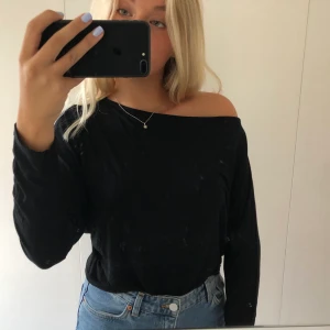 Tröja från NAKD, strl S - Fin och skön tröja från Nakd, visar ena axeln. Knappt använd så i bra skick. Säljer för 50kr + frakt. 