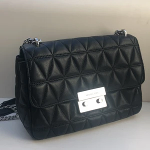 Michael kors sloan bag - Michael kors large sloan bag, knappt använd och i mycket bra skick (endast lite repor på låset, men inget på lädret). Väskan har ett fack på backsidan, tre stora fack innuti (varav en av dem har dragkedja) + två sido-fack (ena med dragkedja) och korthållare i. Köpt för ca 3700kr. Frakt tillkommer. Skriv i privata meddelande vid intresse.