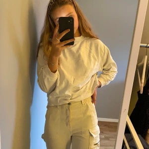 Vit tjocktröja - Vit tjocktröja från Gina i storlek m. Tröjan är ganska liten i storleken så den passar även en som vill ha storlek s. Tröjan säljs för 100kr utan frakt