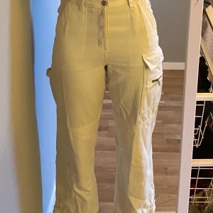 Vita byxor - Vita byxor som aldrig är använda. Har en bra passform men är tyvär för små. Säljs för 500kr utan frakt