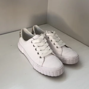 Snakeprint Sneakers 39 - Vita supersnygga sneakers från Bershka med ormskinnsdetaljer, storlek 39. Använda 1 gång men små i storleken. Nypris 500kr, säljs för 200!!