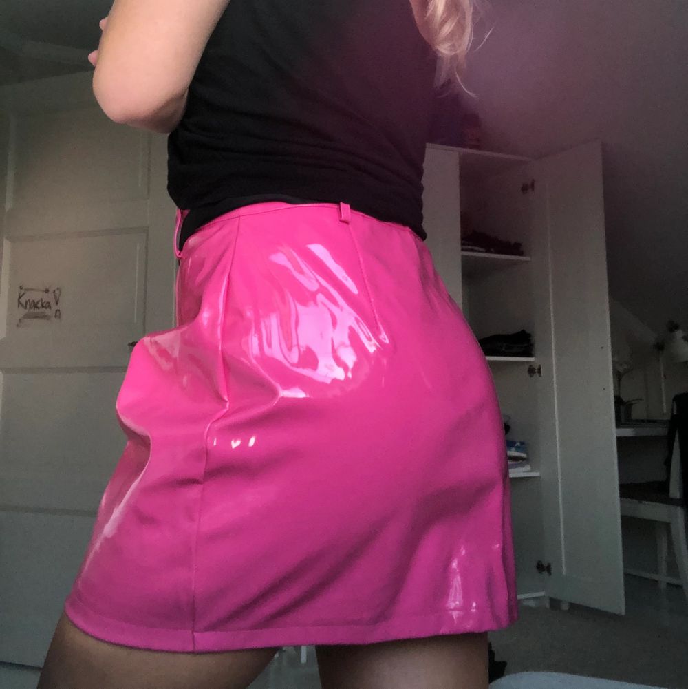 Rosa vinyl kjol - Kjolar | Plick Second Hand