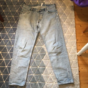 Weekday barrel - Modell: barrel. Ganska använda och kommer tvättas innan jag skickar dem! Byxorna är ganska baggy men smalnar nedtill ankeln. För att se passform på någon kan du söka efter barrel jeans på weekdays hemsida. Nypris 500kr. Jag ber om 225+frakt. Storlek:33 (bredd) Längd: 32.