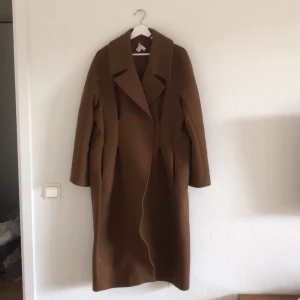 Höstkappa från h&m - Lång kappa i 80% ull från h&m. Köpt hösten 2018. Jag köpte kappan i 42 för att den skulle sitta lite ”oversize”. (Jag är vanligtvis s-m) Kappan är fortfarande i mycket fint skick då jag använt den sparsamt. Då den saknar skärpet till är priset sänkt ytterligare.
