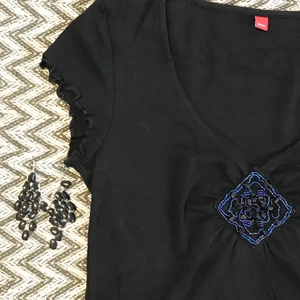 Sötaste tröja💜🖤 - Så fin tröja med lettuce-hem på ärmen och super fina örhängen på köpet!! Tröjan har en av de sötaste detaljerna på mitten🖤 super fin v-neck och den är suuuuper stretchig och sitter så fint på kroppen!! Frakt:40