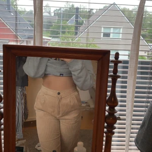 Manchester byxor M - Ett par Manchester byxor från hm i strl M. Fint skick, tänkt pris 120 + frakt 