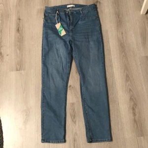 Molly high waisted jeans - Färg: mid blue g, helt oanvända passar från L-xxl. Köparen står för frakten!!