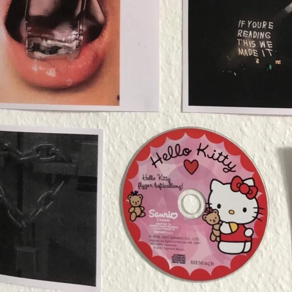 Hello Kitty skiva, fin att ha på väggen, funkar även att titta på. Budgivningen avslutas 16/9. Frakten kostar 11kr! Högsta bud:25!. Accessoarer.