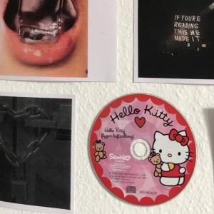 Hello Kitty skiva, fin att ha på väggen, funkar även att titta på. Budgivningen avslutas 16/9. Frakten kostar 11kr! Högsta bud:25!