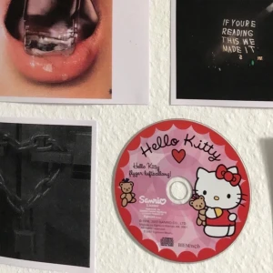 ✨😛📀 Hello Kitty 📀😛✨ - Hello Kitty skiva, fin att ha på väggen, funkar även att titta på. Budgivningen avslutas 16/9. Frakten kostar 11kr! Högsta bud:25!