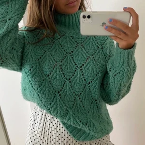 Grön tröja - Hej! Jag säljer min jättefin o mysig grön tröja från Zara perfekt för hösten o vintern. Passar super bra S-M eller en XS :) buda i kommentarer ✨ Hämta i Stockholm eller frakt 79kr 😋 högre bud: 370 + frakt 