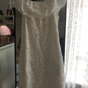 vit of shoulder klänning - Only klänning, fint skick, använd fåtal gånger. Storlek XS men passar som S också. Of shoulder