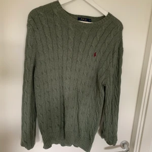 Ralph Lauren tröja - Stickad Ralph rauken tröja i stl s. Knapp använd 