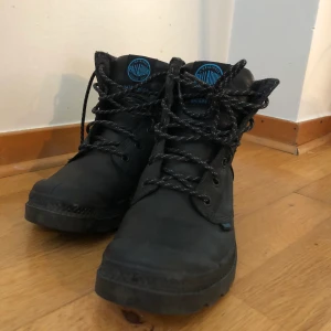 Palladium vinterskor - Vattentäta Palladium vinterskor. Snygga och varma. Knappt använda så i mycket fint skick. Nypris 1399. Buda i kommentarerna.