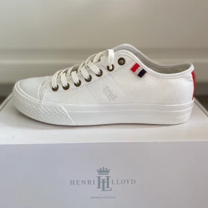 Sneakers Henri Lloyd - Henri Lloyd Bromley Wmns Sneakers, off white, strl 37. Oanvända i kartong.
