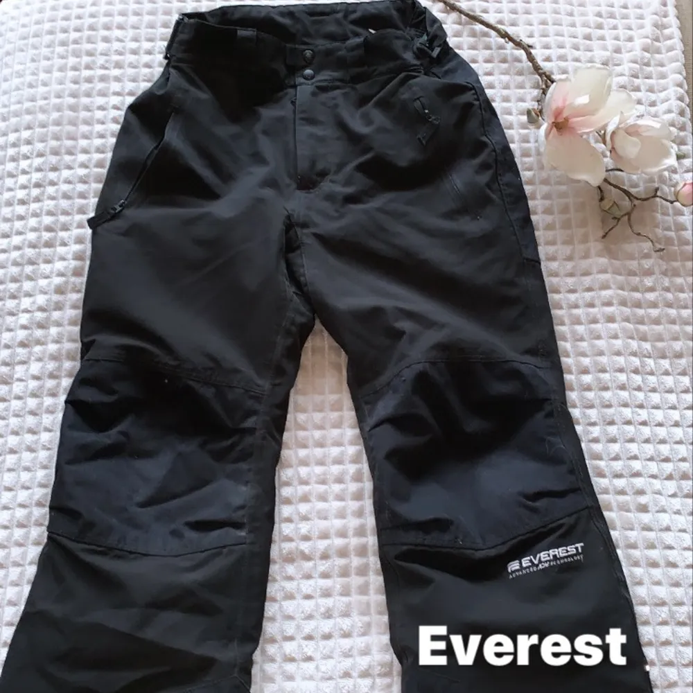 Utebyxor i strl 142 Fint skick av märket Everest säljes.. Jeans & Byxor.