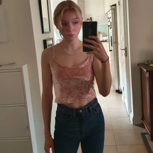 Sammetstopp - Crop top i sammet med tunna stretchiga axelband. Från H&M använd ett fåtal gånger. Frakt tillkommer, kan även mötas upp i Stockholm.