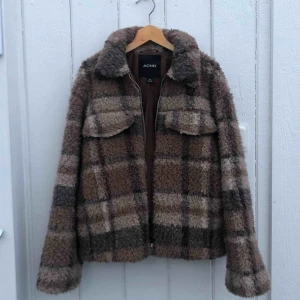 Monki jacka - Superfin fluff jacka från Monki, köpt förra året men säljer i brist på användning. Supermysig och perfekt till hösten🧚🏼‍♀️