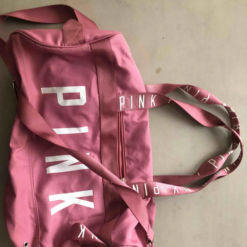 PINK sport bag, alldrig använd köpt i London för typ 800 kr . Väskor.