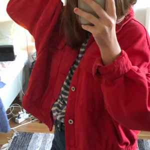  - Sjukt fin röd jeansjacka köpt på plick utan en skråma.  Köparen står för frakt. Säljer pga aningen för stor💘💘
