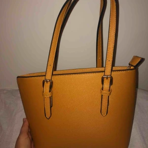  - Säljer denna senap färgade lilla väska. Använd endast en gång. Väskan är helt ny, perfekt skick ✨✨🌻😁 