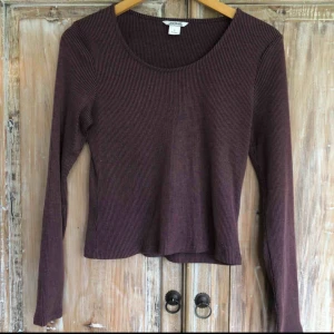  - Ribbed långärmad tröja från Monki. Fint skick, i stort sett oanvänd då den är lite för liten för mig. Dov mörklila färg. Frakt ej inkluderat. 