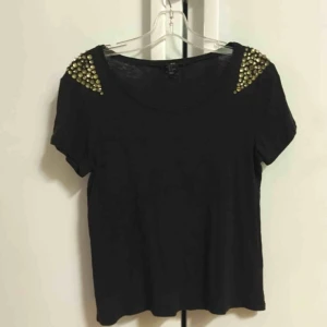  - Söt svart t-shirt från H&M med pärlor på axlarna! 