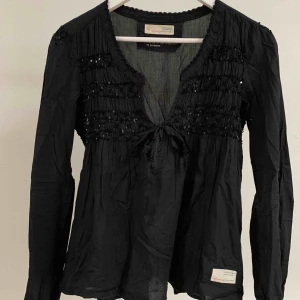  - Odd Molly blus i storlek 1/S.  Fint skick!   Finns i centrala Göteborg, annars står köparen för frakt. 