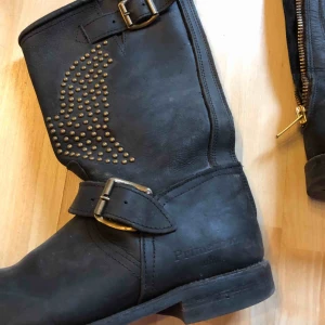  - Primeboots stlr 37/38, använda några gånger men inte sönder eller liknande. Nypris är 1100kr Mitt pris: 250kr kan gå ner i pris vid snabb affär🌸