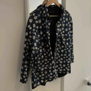  - Jacka från zara i paljetter med stjärnor, xs men stor i Storleken