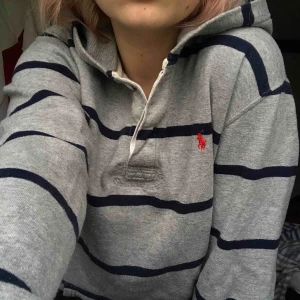 RL hoodie - Grå oversize hoodie med blå sträck från Ralph Lauren i storlek XL, jag har normalt sätt storlek S. Inga skador eller liknande. Köparen står för eventuell frakt. Nypris 1400kr. Högsta bud: 470kr💗